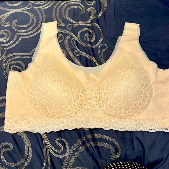 Famous Bras on TikTok and Facebook - Picture 1 of 4